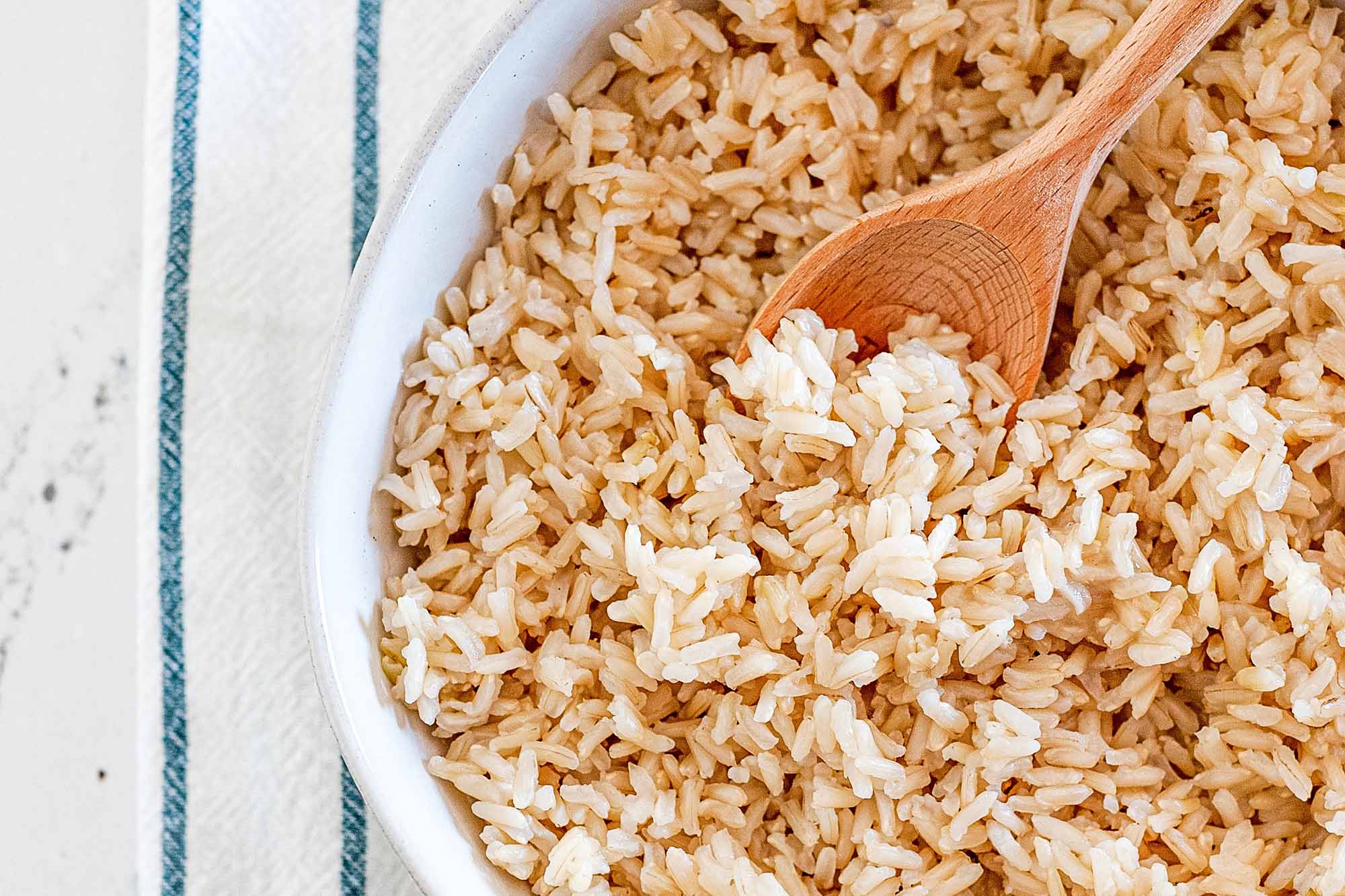 Бурый рис отварной. Рис бурый нешлифованный. Рис бурый нешелушеный. Бурый длиннозерновой рис. Цельнозерновой рис это бурый рис.